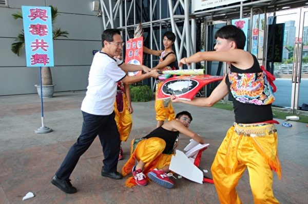 市長涂醒哲揮棒共同打擊毒害,齊心共舞,戰鬥菸毒。(嘉義市政府提供) 市長涂醒哲揮棒共同打擊毒害,齊心共舞,戰鬥菸毒。(嘉義市政府提供)