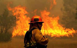 史上罕见 加州野火烧13万英亩土地 万人撤离