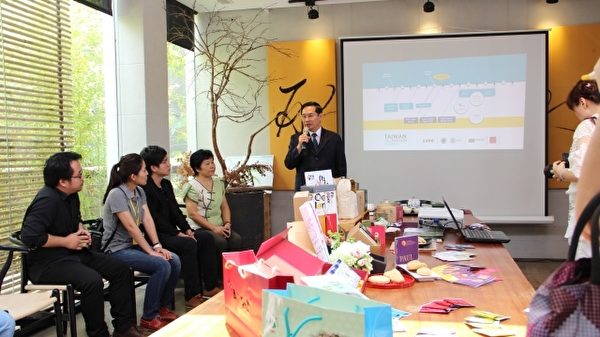 嘉义市长涂醒哲要请“OPTOGO”这群台湾青年把嘉义带到世界,让世界了解嘉义的美好。(李撷璎/大纪元) 嘉义市长涂醒哲要请“OPTOGO”这群台湾青年把嘉义带到世界,让世界了解嘉义的美好。(李撷璎/大纪元)