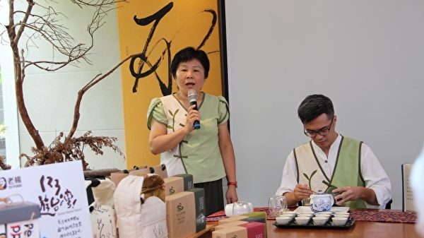 也要与“OPTOGO”前往米兰的庄玉端老板介绍茶旅行的意义。(李撷璎/大纪元) 也要与“OPTOGO”前往米兰的庄玉端老板介绍茶旅行的意义。(李撷璎/大纪元)