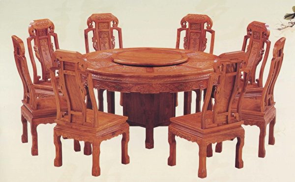 独具中国风格的餐桌。（圣荷西红木家具提供）
