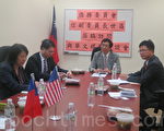 中華民國僑務委員會副委員長信世昌和記者座談。(從左至右)芝加哥僑教中心副主任葉子貞、新主任王偉讚、副委員長信世昌、卸任主任閻樹榮。(唐明鏡/大紀元)