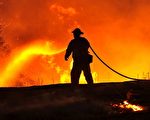 加州州长访洛基野火区 火势40%得到控制
