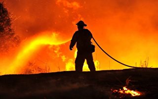 加州州长访洛基野火区 火势40%得到控制