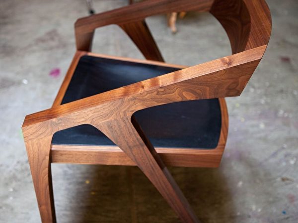 厚椅子，线条流畅、弧度柔和，令人过目难忘，整张椅子由优质胡桃木制成。（许心如/大纪元）