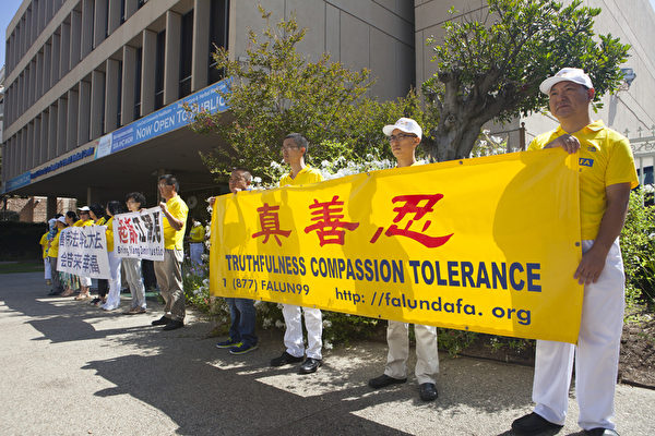 8月8日（星期六）上午，数百名联署者在洛杉矶中领馆召开新闻发布会，呼吁将迫害法轮功元凶江泽民绳之以法。（季媛/大纪元）
