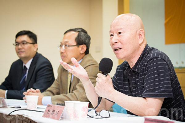 两岸政策协会10日公布2016年总统选情最新民调,前民进党主席许信良(右1)分析,选前半年民调最准。(陈柏州/大纪元) 两岸政策协会10日公布2016年总统选情最新民调,前民进党主席许信良(右1)分析,选前半年民调最准。(陈柏州/大纪元)