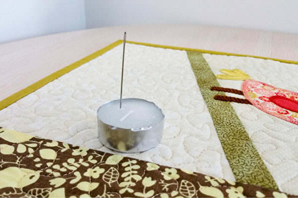 在橡皮擦或蠟燭上插針。(Tara MacIsaac/大紀元) 在橡皮擦或蠟燭上插針。(Tara MacIsaac/大紀元)