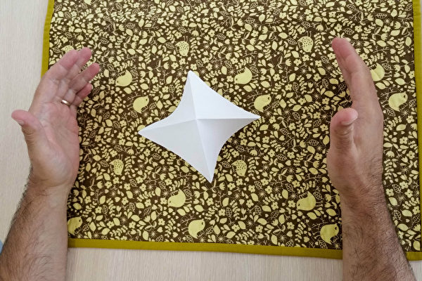 兩前臂與紙張保持幾英寸的距離。(Tara MacIsaac/大紀元) 兩前臂與紙張保持幾英寸的距離。(Tara MacIsaac/大紀元)
