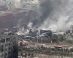 天津濱海新區瑞海公司危險品倉庫爆炸現場升起的煙霧。(STR/AFP/Getty Images)