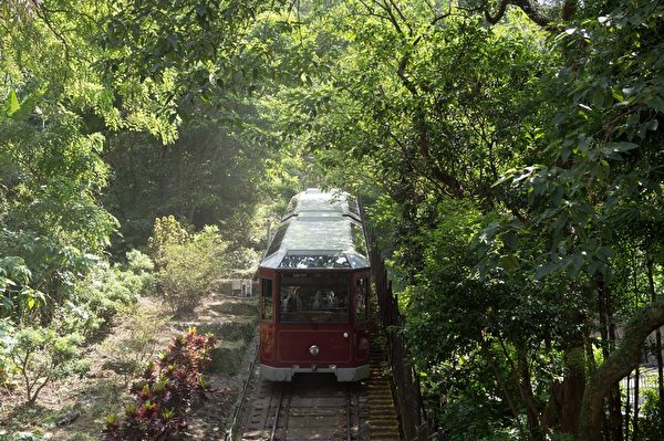 正在向太平山下行駛的山頂纜車(郭威利/大紀元) 正在向太平山下行駛的山頂纜車(郭威利/大紀元)