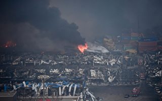2015年8月13日，天津滨海仓库爆炸现场起火后黑烟密布。(STR/AFP/Getty Images)