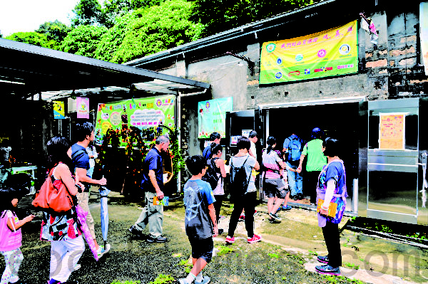 一进园人们就急入大厅采购琳琅满目的“蜂之宝”产品。(宋祥龙/大纪元) 一进园人们就急入大厅采购琳琅满目的“蜂之宝”产品。(宋祥龙/大纪元)