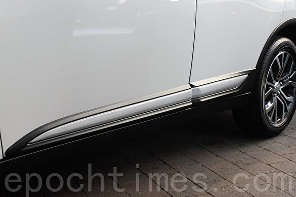 Mitsubishi Outlander车侧饰板。(李奥/大纪元) Mitsubishi Outlander车侧饰板。(李奥/大纪元)