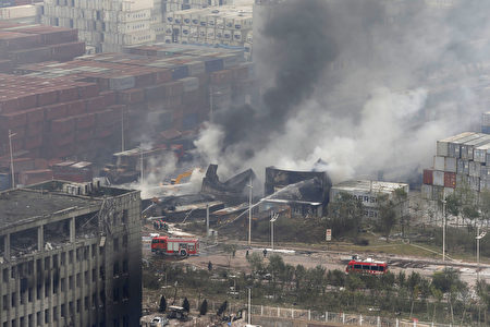 周三晚上大规模的爆炸发生在仓库报告起火40分钟之后，以及在第一轮消防员抵达之后。(AFP PHOTO)