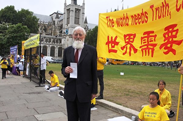英国上议院议员希尔顿勋爵(Lord Hylton)。(明慧网) 英国上议院议员希尔顿勋爵(Lord Hylton)。(明慧网)