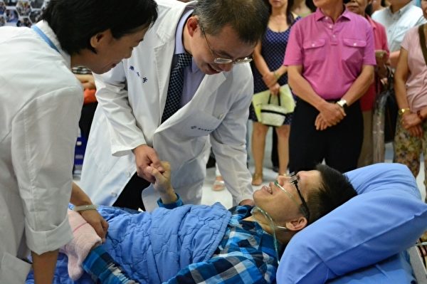 博愛醫院血液腫瘤科主任游介宇醫師來為于正打氣。(羅東博愛醫院提供) 博愛醫院血液腫瘤科主任游介宇醫師來為于正打氣。(羅東博愛醫院提供)