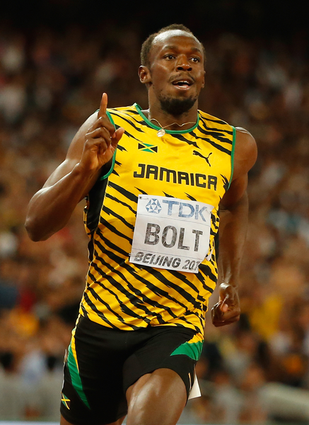 当地时间8月27日,牙买加闪电博尔特(Usain Bolt)在北京田径世锦赛男子200米决赛中,以19秒55率先冲线,拿下个人历史第十块世锦赛金牌,并实现200米四连冠。(Christian Petersen/Getty Images for IAAF)
