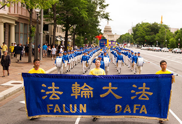 纽约天国乐团十年辉煌历程。纽约天国乐团2011年7月15日,参加美国首都华盛顿DC法轮功纪念7.20解体中共结束迫害大游行。(戴兵/大纪元) 纽约天国乐团十年辉煌历程。纽约天国乐团2011年7月15日,参加美国首都华盛顿DC法轮功纪念7.20解体中共结束迫害大游行。(戴兵/大纪元)