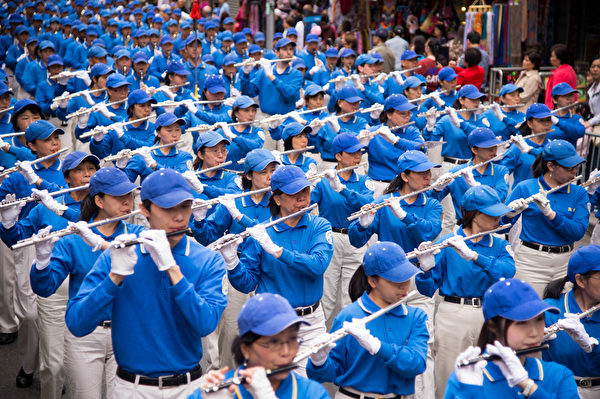 纽约天国乐团十年辉煌历程。纽约天国乐团2013年5月18日,参加纽约曼哈顿中国城法轮功解体中共结束迫害大游行。(戴兵/大纪元) 纽约天国乐团十年辉煌历程。纽约天国乐团2013年5月18日,参加纽约曼哈顿中国城法轮功解体中共结束迫害大游行。(戴兵/大纪元)