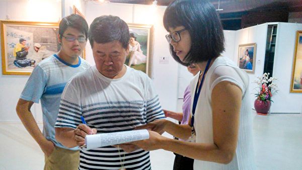 台中市民在「刑事舉報江澤民」聯署書上簽名,希望能共同制止這場對法輪功的迫害。(明慧網) 台中市民在「刑事舉報江澤民」聯署書上簽名,希望能共同制止這場對法輪功的迫害。(明慧網)