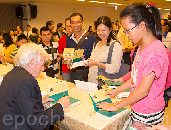 前加拿大亚太司长大卫‧乔高出席《前所未有的邪恶迫害》新书发表会,为民众签名。(郑顺利/大纪元) 前加拿大亚太司长大卫‧乔高出席《前所未有的邪恶迫害》新书发表会,为民众签名。(郑顺利/大纪元)