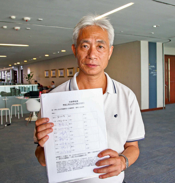 立法会议员梁耀忠支持诉江,签名参与了对江泽民罪行的刑事举报。(潘在殊/大纪元) 立法会议员梁耀忠支持诉江,签名参与了对江泽民罪行的刑事举报。(潘在殊/大纪元)