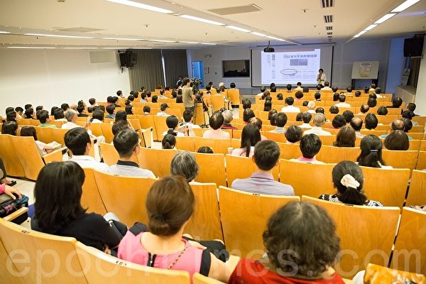 《前所未有的邪恶迫害》新书发表暨全台巡回座谈,30日在高雄大东艺术文化中心演讲厅举行,该书作者之一、台大新闻所教授张锦华与现场近300位民众,共同探讨当前中国困境及对台湾的影响。(郑顺利/大纪元) 《前所未有的邪恶迫害》新书发表暨全台巡回座谈,30日在高雄大东艺术文化中心演讲厅举行,该书作者之一、台大新闻所教授张锦华与现场近300位民众,共同探讨当前中国困境及对台湾的影响。(郑顺利/大纪元)