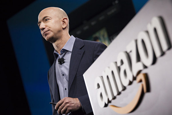 傑夫·貝索斯(Jeff Bezos)於1994年創立了亞馬遜(Amazon),公司業務始於線上書店,隨後走向多元化商品經營。創業初期的亞馬遜也是歷經艱困,貝索斯一天工作12小時、一週7天,常常到了凌晨3點還在包裝書籍,準備隔天一早寄出。(David Ryder/Getty Images) 傑夫·貝索斯(Jeff Bezos)於1994年創立了亞馬遜(Amazon),公司業務始於線上書店,隨後走向多元化商品經營。創業初期的亞馬遜也是歷經艱困,貝索斯一天工作12小時、一週7天,常常到了凌晨3點還在包裝書籍,準備隔天一早寄出。(David Ryder/Getty Images)