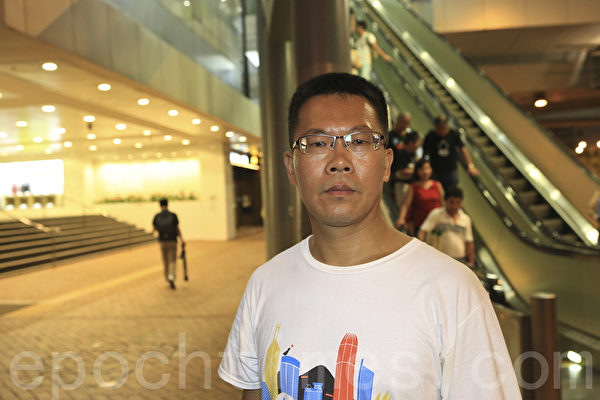 长期关注并身体力行维护法轮功学员基本人权的滕彪律师表示,大陆法轮功学员控告江泽民的这种勇气、这种坚持非常令人敬佩。图为滕彪律师参加香港和平占中的集会,支持港人抗议中共封杀真普选。(余钢/大纪元) 长期关注并身体力行维护法轮功学员基本人权的滕彪律师表示,大陆法轮功学员控告江泽民的这种勇气、这种坚持非常令人敬佩。图为滕彪律师参加香港和平占中的集会,支持港人抗议中共封杀真普选。(余钢/大纪元)