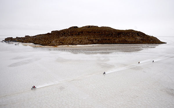 世界最大盐沼乌尤尼 一景。(AFP PHOTO / FRANCK FIFE)