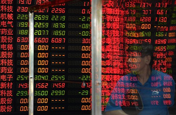 7月7日上午,兩市雙雙跳水。 圖為,2015年7月6日,上海一個公司外的股市行情電子板 。 (STR/AFP/Getty Images) 7月7日上午,兩市雙雙跳水。 圖為,2015年7月6日,上海一個公司外的股市行情電子板 。 (STR/AFP/Getty Images)