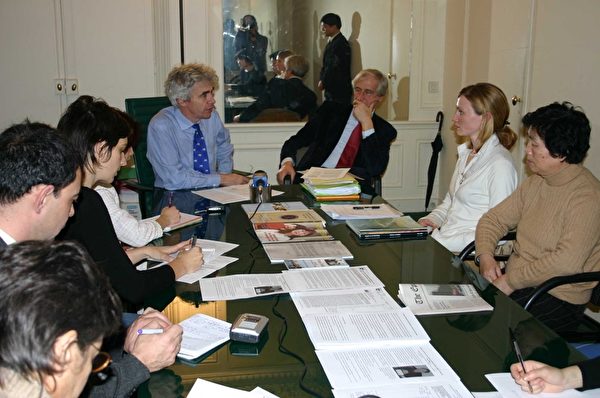 后左为法国大律师William Bourdon。 图为2004年12月16日下午5点,法国法轮大法协会与法国大律师William Bourdon(后左)和比利时大律师 Georges-Henri Beauthier(后右)在William Bourdon在巴黎的律师事务召开记者会,介绍法国预审法官要求中国有关当局配合调查李岚清和孙家正在迫害法轮功当中所犯罪行。多家大媒体到场采访。(明慧网) 后左为法国大律师William Bourdon。 图为2004年12月16日下午5点,法国法轮大法协会与法国大律师William Bourdon(后左)和比利时大律师 Georges-Henri Beauthier(后右)在William Bourdon在巴黎的律师事务召开记者会,介绍法国预审法官要求中国有关当局配合调查李岚清和孙家正在迫害法轮功当中所犯罪行。多家大媒体到场采访。(明慧网)