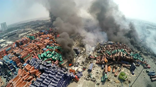 2015年8月13日,天津濱海倉庫爆炸後,濃煙密布。(ChinaFotoPress/ChinaFotoPress via Getty Images) 2015年8月13日,天津濱海倉庫爆炸後,濃煙密布。(ChinaFotoPress/ChinaFotoPress via Getty Images)