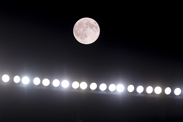 8月29日,超級月亮(supermoon)再次出現在世界各地的天空。圖為西班牙巴塞羅那的超級月亮。(JOSEP LAGO/AFP/Getty Images) 8月29日,超級月亮(supermoon)再次出現在世界各地的天空。圖為西班牙巴塞羅那的超級月亮。(JOSEP LAGO/AFP/Getty Images)