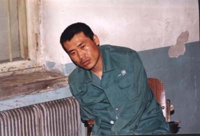 劉成軍最後一張照片,人已無力坐直。(明慧網) 劉成軍最後一張照片,人已無力坐直。(明慧網)