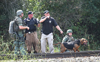 美国伊州警员被枪杀 警方密林中搜捕3凶嫌
