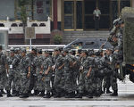 9月3日抗戰勝利日，北京舉行大閱兵，然而其安保規格超乎尋常。圖為，9月1日，大批軍人進駐天安門廣場進行安保。(AFP PHOTO / FRED DUFOUR)