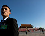 9月3日抗戰勝利日，北京舉行大閱兵，然而其安保規格超乎尋常。圖為，9月3日，天安門廣場上的安保人員。(AFP PHOTO / POOL / ANDY WONG)