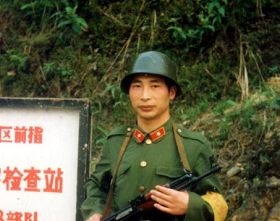 少校軍官、個人一等戰功榮立者、武漢法輪功學員胡建華 (圖片來源:全球營救受迫害法輪功學員委員會) 少校軍官、個人一等戰功榮立者、武漢法輪功學員胡建華 (圖片來源:全球營救受迫害法輪功學員委員會)