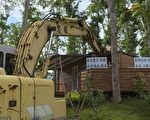 苗栗县查报“农地兴建农舍违章建筑”,3日锁定“买地送屋(资材室)”建案展开强制拆除;有民众自称“假日农夫”到场抗议县府矫枉过正、执法偏颇。(中央社/提供)