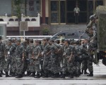 9月3日抗战胜利日，北京举行大阅兵，然而其安保规格超乎寻常。图为，9月1日，大批军人进驻天安门广场进行安保。(AFP PHOTO / FRED DUFOUR)