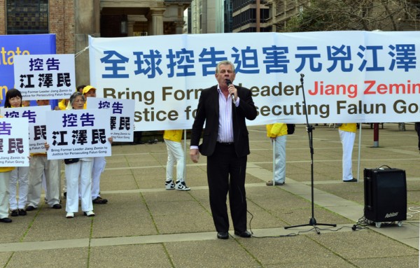 9月4日,澳洲部分法轮功学员在悉尼举行了控告迫害元凶江泽民的集会,悉尼北岸著名节目主持人斯蒂文·辛在发言。(简玬/大纪元) 9月4日,澳洲部分法轮功学员在悉尼举行了控告迫害元凶江泽民的集会,悉尼北岸著名节目主持人斯蒂文·辛在发言。(简玬/大纪元)