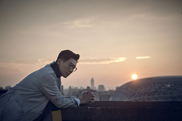 品冠在頂樓的夕陽餘暉下自問。(種子音樂提供) 品冠在頂樓的夕陽餘暉下自問。(種子音樂提供)