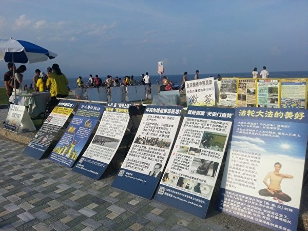 征签活动吸引不少游客了解真相。(陈玫均/大纪元) 征签活动吸引不少游客了解真相。(陈玫均/大纪元)