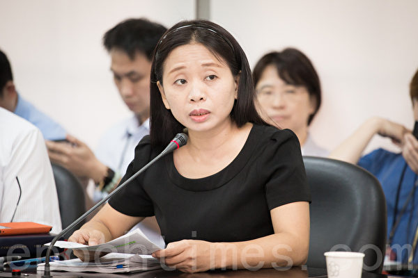 内政部移民署入出国事务组专委黄英贵9月8日出席“崩溃中的中共加紧迫害中国宗教及维权人士”记者会暨公听会。(陈柏州/大纪元) 内政部移民署入出国事务组专委黄英贵9月8日出席“崩溃中的中共加紧迫害中国宗教及维权人士”记者会暨公听会。(陈柏州/大纪元)