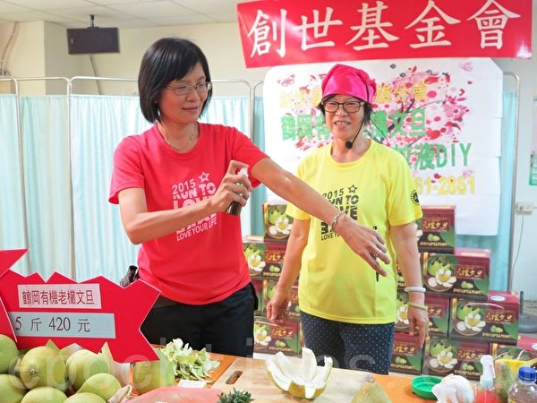 创世基金会家事达人志工徐己庭(右)强调,不含化学成分的柚子精油防蚊液,是最安全可靠的防蚊利器。(李晴玳/大纪元) 创世基金会家事达人志工徐己庭(右)强调,不含化学成分的柚子精油防蚊液,是最安全可靠的防蚊利器。(李晴玳/大纪元)