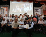 高龄106岁的日籍教师高木波与80多岁的学生们,在乌日国小举行跨海视讯。(台中市政府新闻局提供)