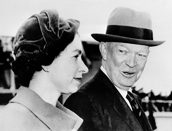 1957年10月18日,英國伊莉莎白二世女王在美國華盛頓受到艾森豪總統的歡迎。(AFP/GettyImages) 1957年10月18日,英國伊莉莎白二世女王在美國華盛頓受到艾森豪總統的歡迎。(AFP/GettyImages)