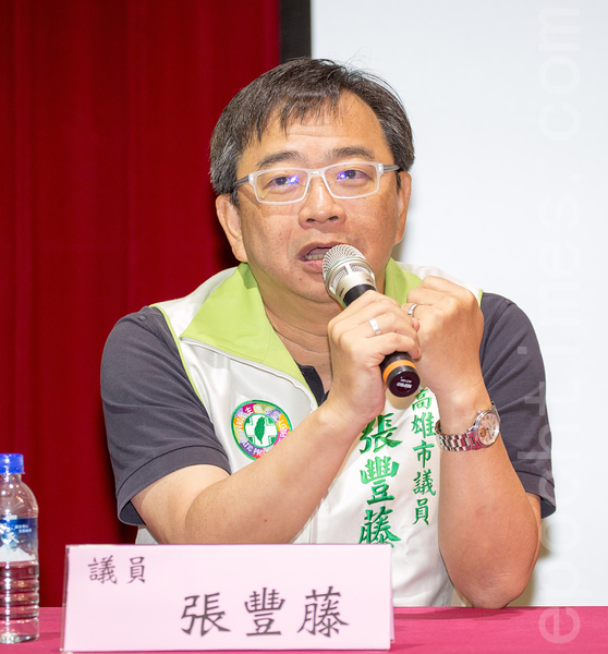 高雄市议员张丰藤表示,伟大国家的崛起,不是凭借经济实力,更不是靠强权武力,而是普世人权价值。(郑顺利/大纪元) 高雄市议员张丰藤表示,伟大国家的崛起,不是凭借经济实力,更不是靠强权武力,而是普世人权价值。(郑顺利/大纪元)